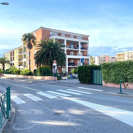 Residence 4 Etoiles Port Marine Sainte-Maxime Exteriör bild
