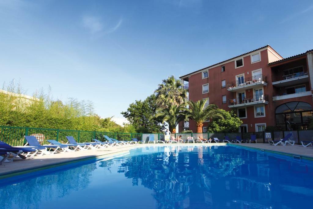 Residence 4 Etoiles Port Marine Sainte-Maxime Exteriör bild